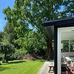 Classic 50s With Wild Garden Hébergement de vacances *